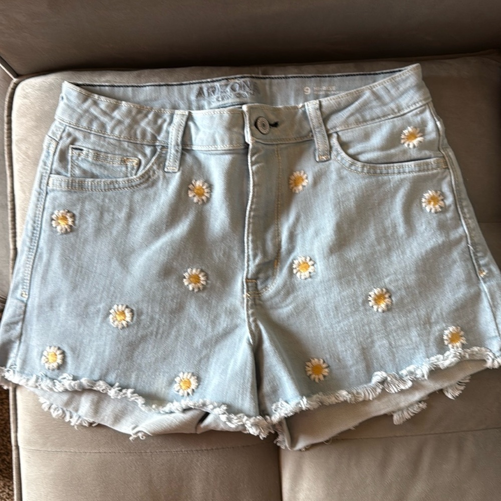 Arizona Jean Co. Embroidered Daisy Denim Short - size 9 (Juniors)